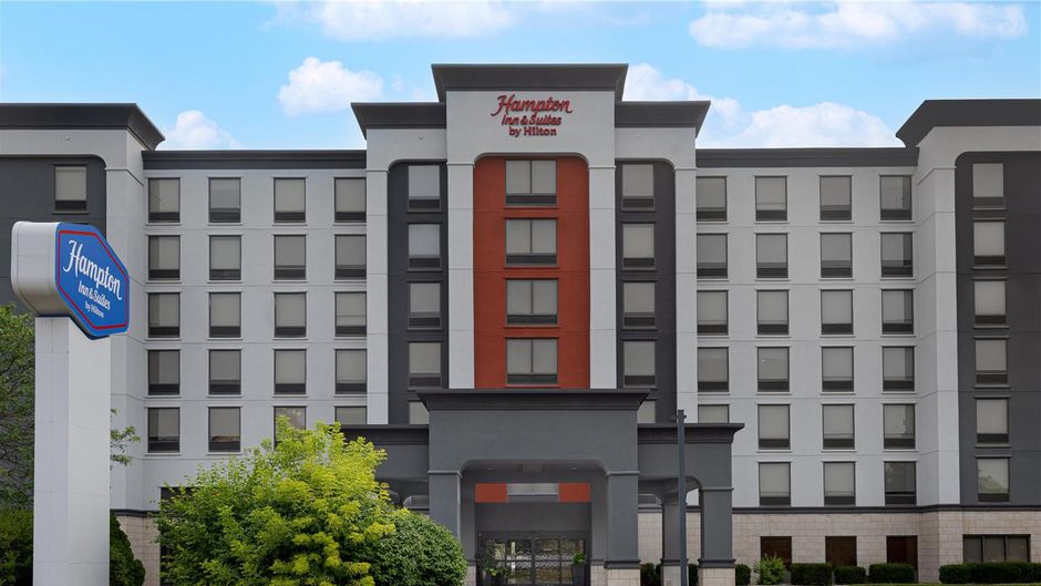 Hampton Inn & Suites Windsor Exterior