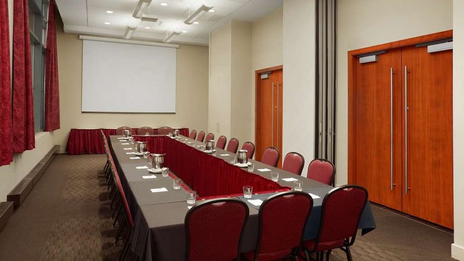 Embassy Suites Montreal by Hilton Restaurant