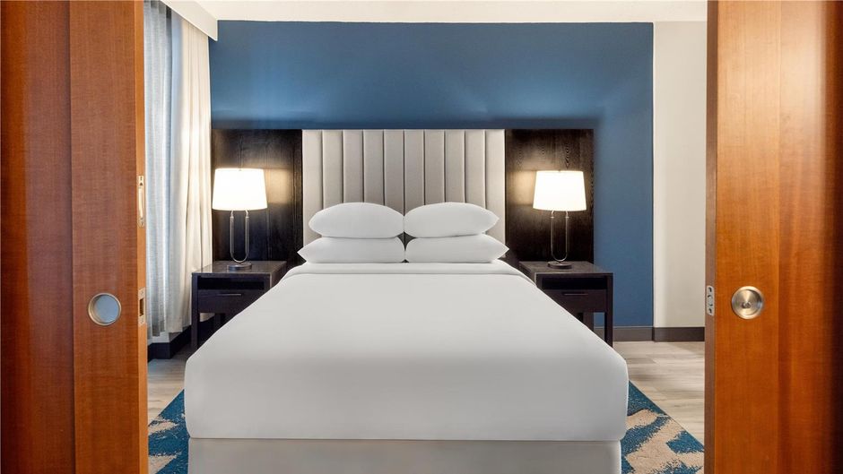 Embassy Suites Montreal by Hilton Room