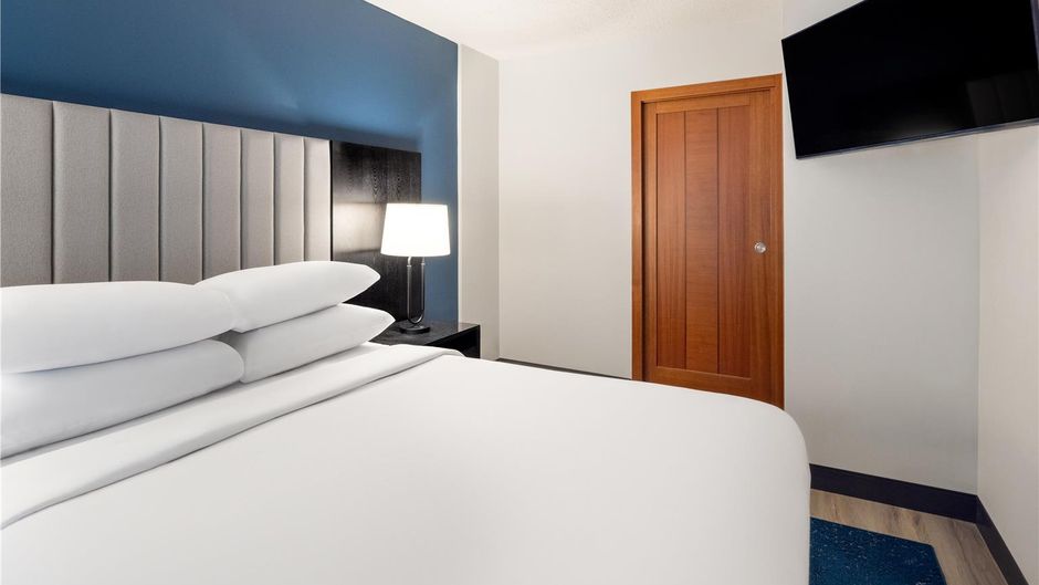 Embassy Suites Montreal by Hilton Room
