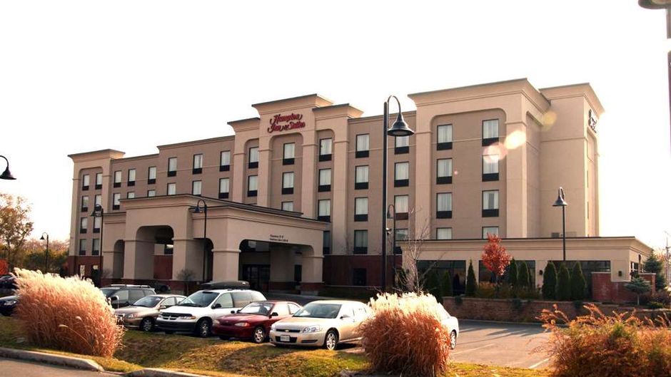 Hampton Inn & Suites Laval Exterior