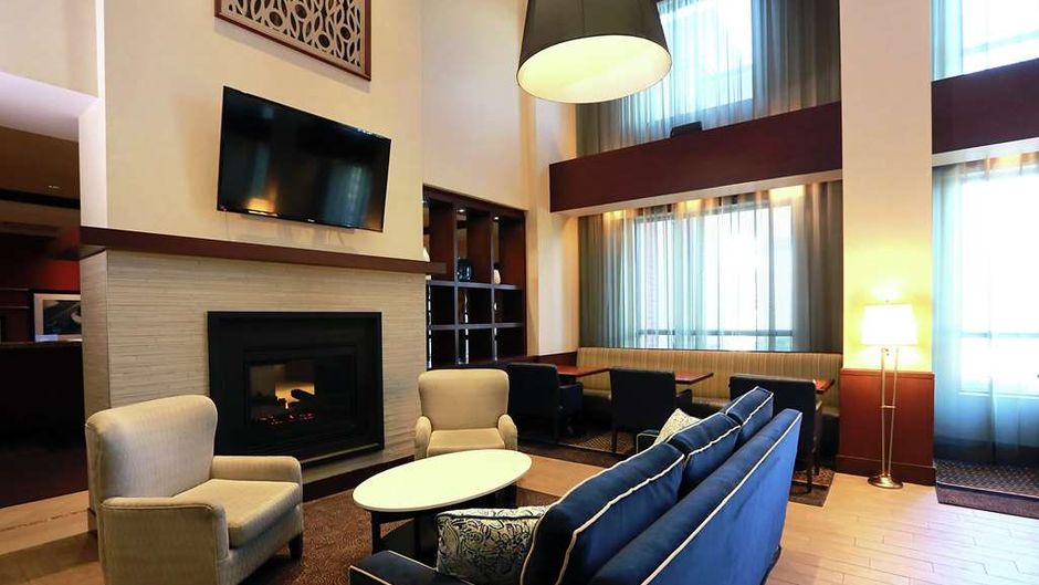 Hampton Inn & Suites Laval Lobby