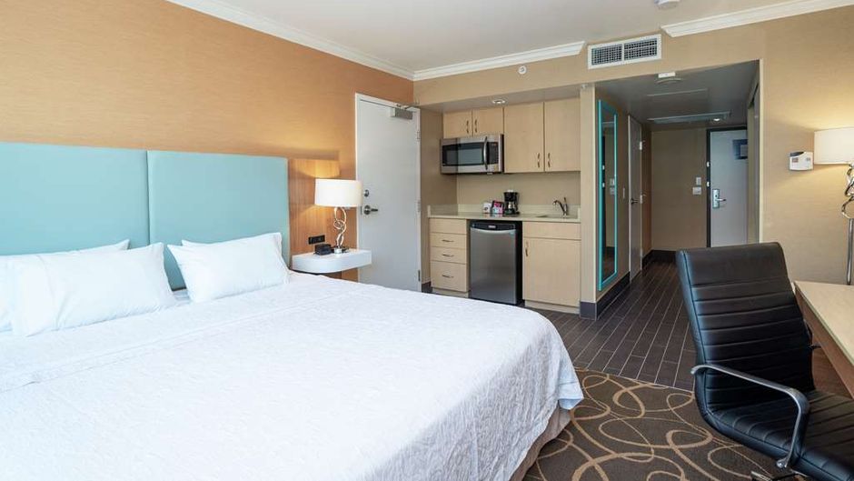Hampton Inn & Suites by Hilton Room