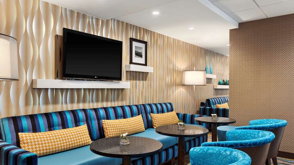 Hampton Inn & Suites by Hilton Lobby