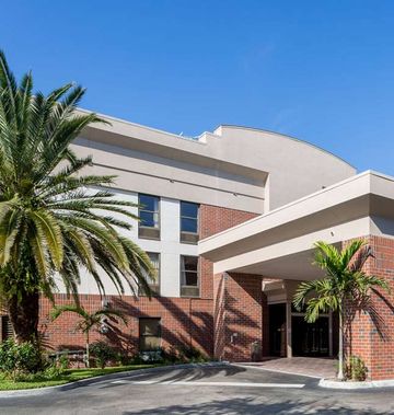 Days Inn & Suites Ft Myers nr JetBlue Pk