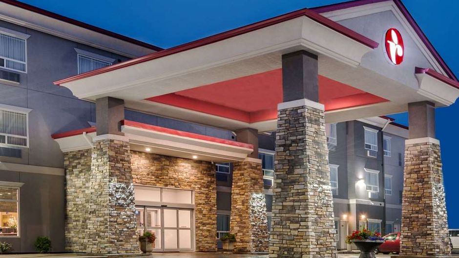Ramada by Wyndham Moose Jaw Exterior