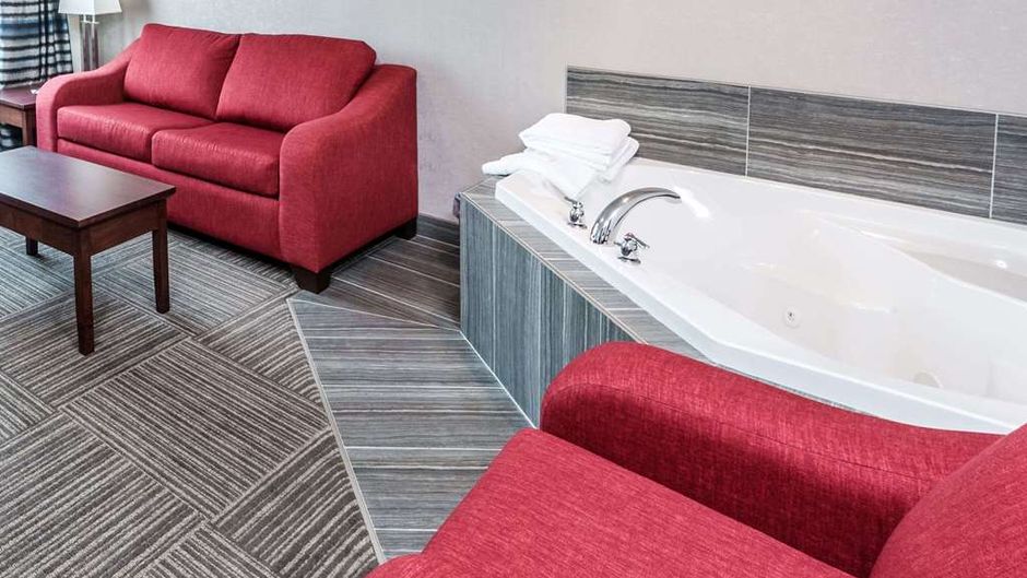 Ramada by Wyndham Moose Jaw Suite