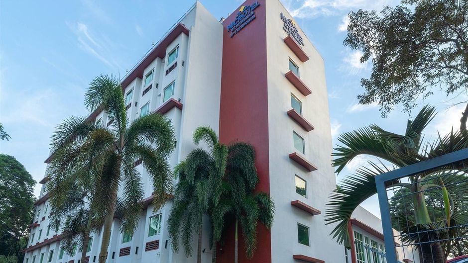 Microtel by Wyndham UP Technohub Exterior