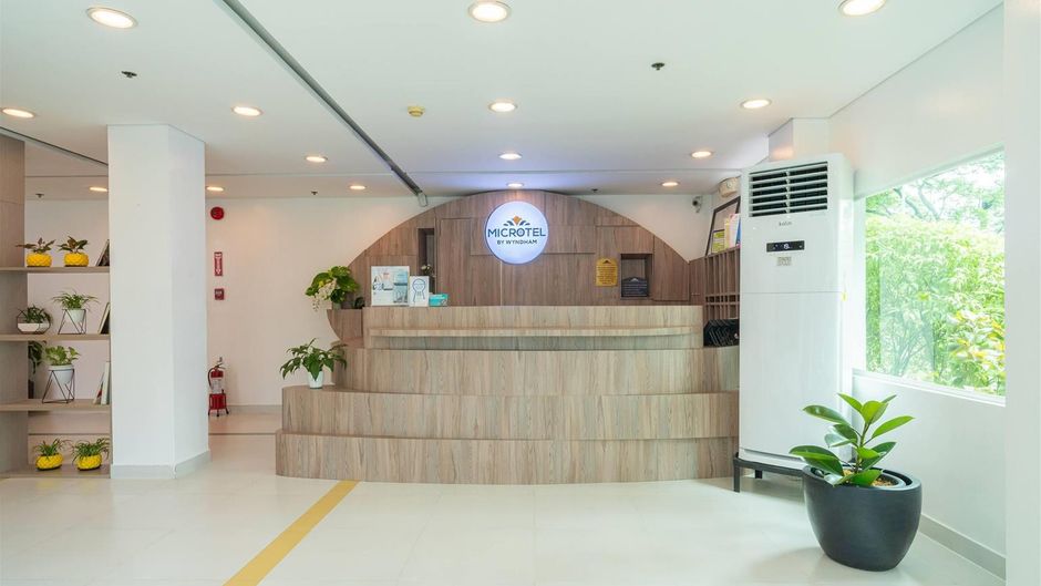 Microtel by Wyndham UP Technohub Lobby