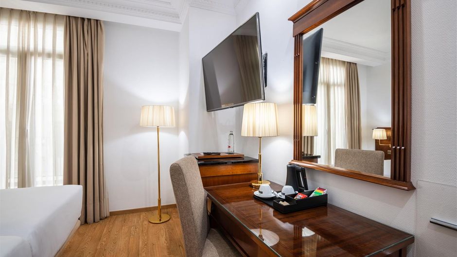 Melia Plaza Room