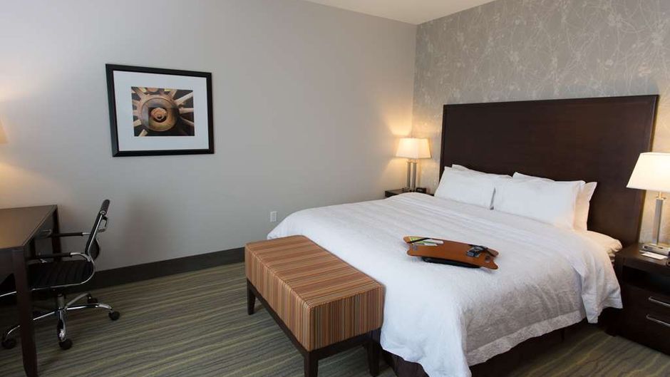 Hampton Inn by Hilton Lloydmininster Room