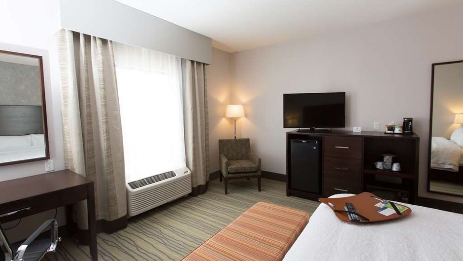 Hampton Inn by Hilton Lloydmininster Room