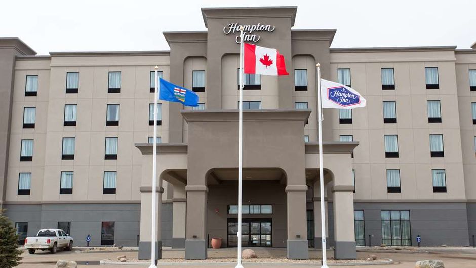Hampton Inn by Hilton Lloydmininster Exterior