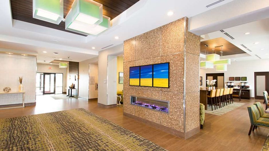 Hampton Inn by Hilton Lloydmininster Lobby