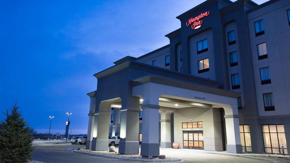 Hampton Inn by Hilton Lloydmininster Exterior