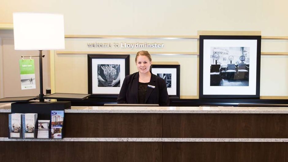 Hampton Inn by Hilton Lloydmininster Lobby
