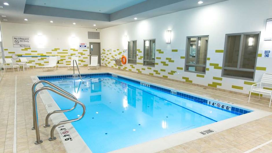 Hampton Inn by Hilton Lloydmininster Pool