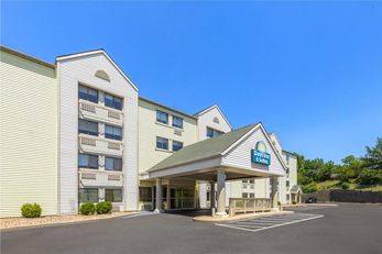 Days Inn & Suites Kansas City South