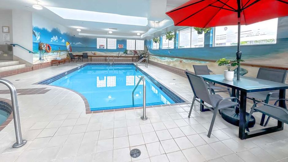 The Coast Abbotsford Hotel & Suites Pool