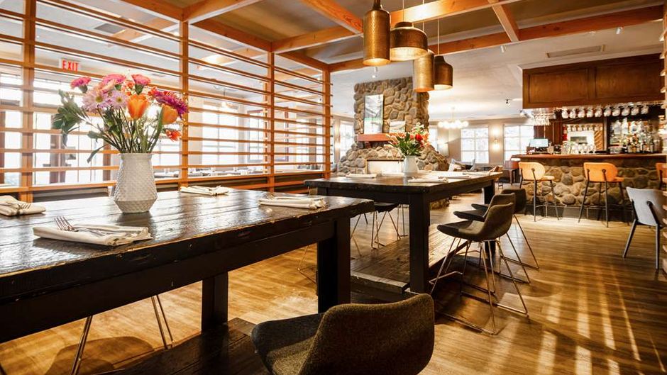 Coast Canmore Hotel Restaurant
