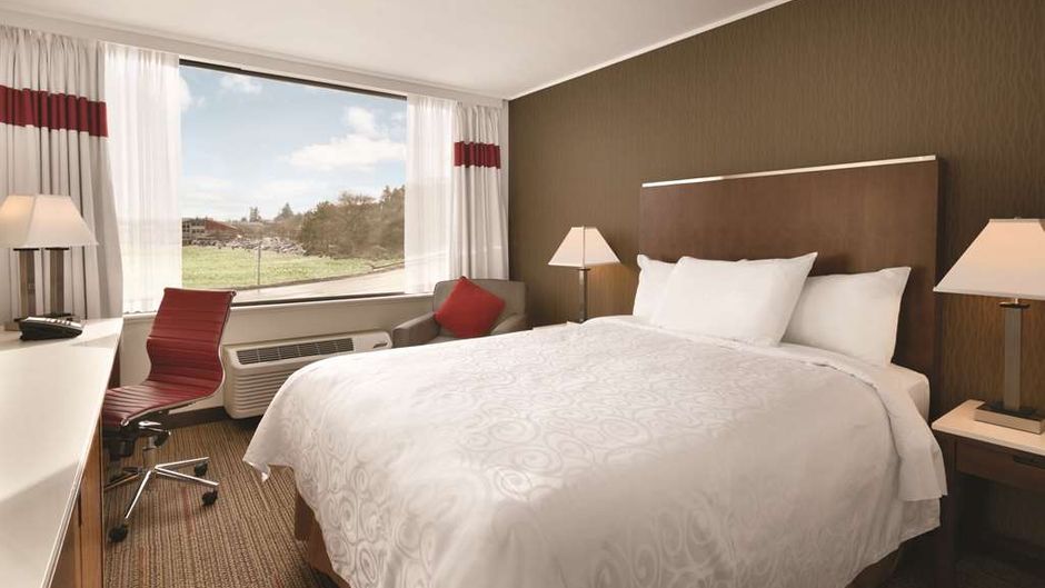 The Coast Discovery Inn and Marina Room