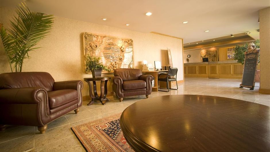 The Coast Discovery Inn and Marina Lobby