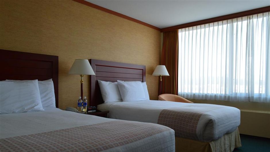 The Coast Discovery Inn and Marina Room