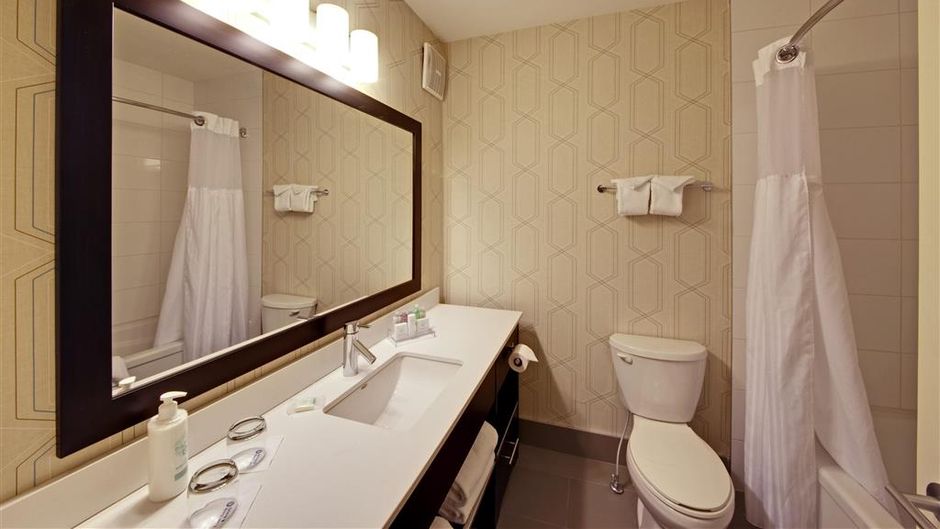 Coast Kamloops Hotel & Conference Centre Room