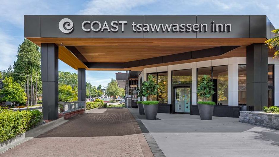 Coast Tsawwassen Inn Exterior