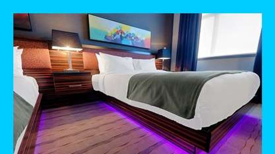 Hotel Clique Calgary Airport Room