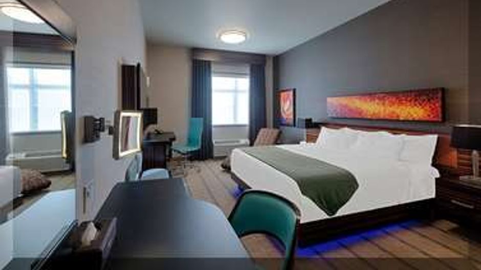 Hotel Clique Calgary Airport Room