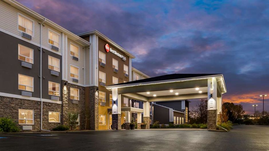 Best Western Plus Lacombe Inn & Suites Exterior