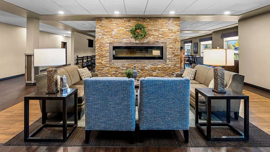 Best Western Plus Lacombe Inn & Suites Lobby
