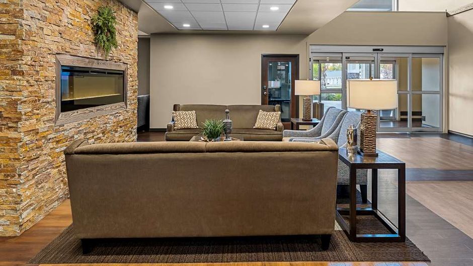 Best Western Plus Lacombe Inn & Suites Lobby