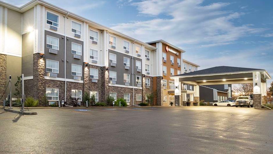 Best Western Plus Lacombe Inn & Suites Exterior