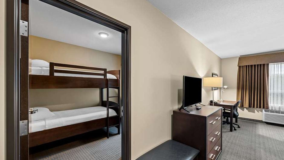 Best Western Plus Lacombe Inn & Suites Room
