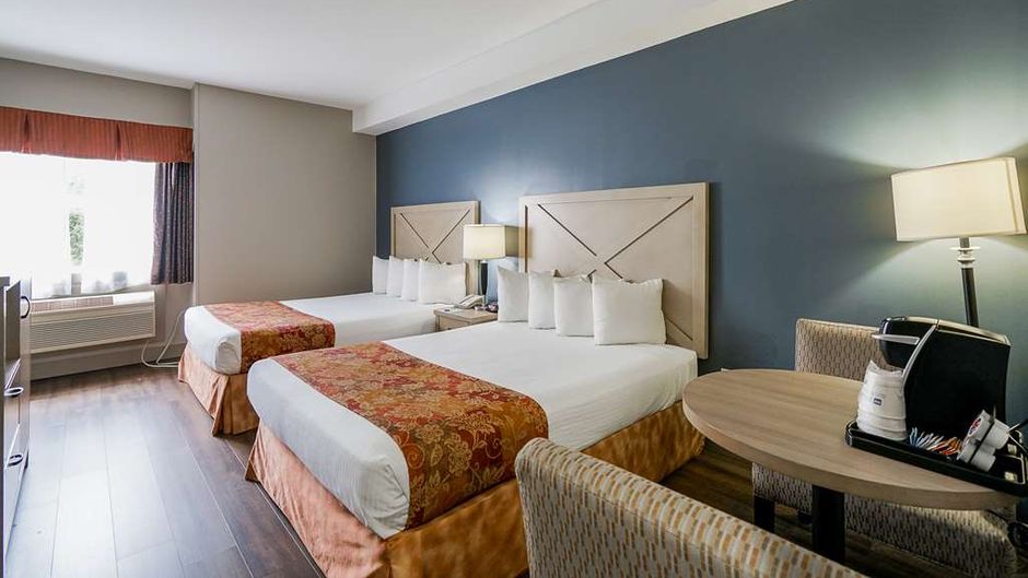 Best Western Peace Arch Inn Room