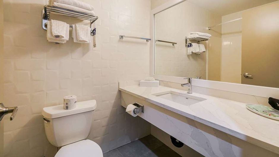 Best Western Peace Arch Inn Room