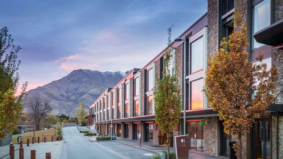 DoubleTree by Hilton Hotel Queenstown Exterior
