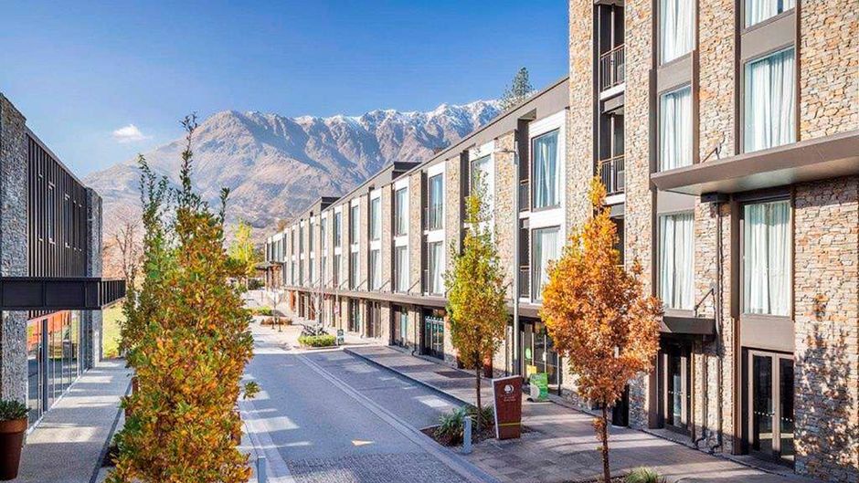 DoubleTree by Hilton Hotel Queenstown Exterior