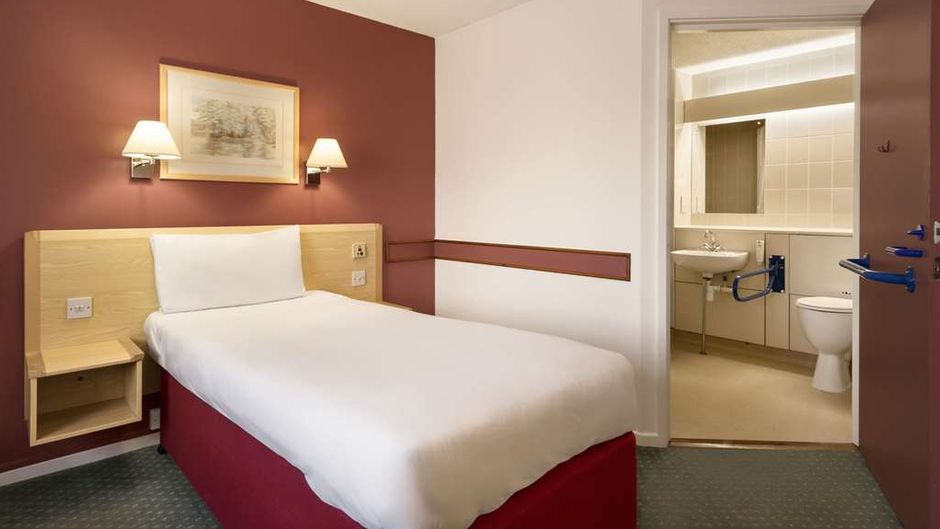 Days Inn Bradford M62 Room