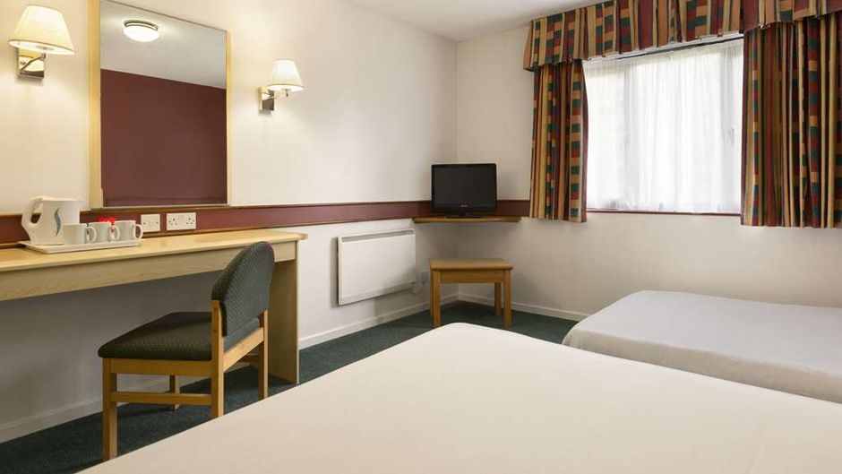 Days Inn Bradford M62 Room