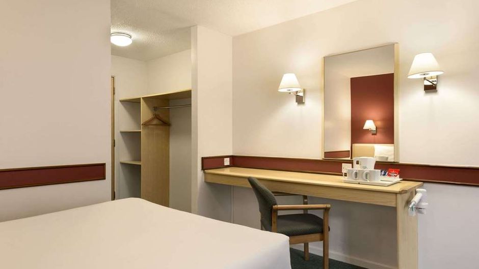 Days Inn Bradford M62 Room