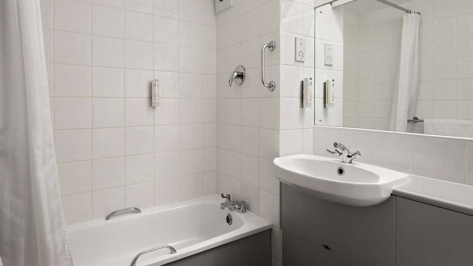 Days Inn Bradford M62 Room