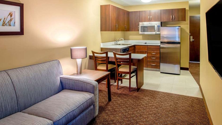 Microtel Inn & Suites Red Deer Suite