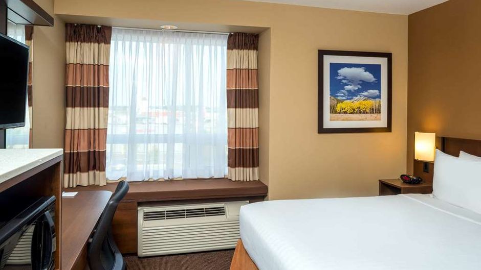 Microtel Inn & Suites Red Deer Room