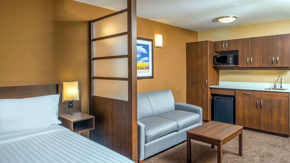 Microtel Inn & Suites Red Deer Suite