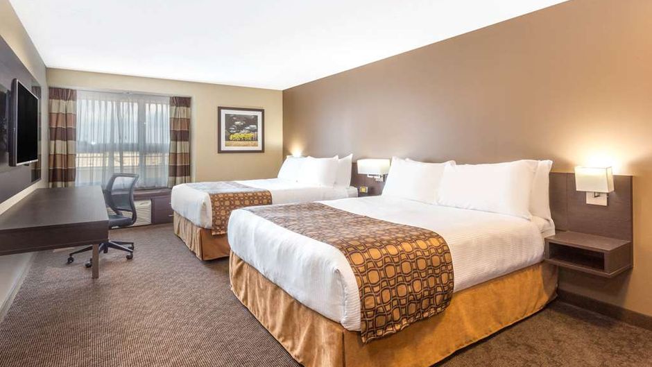 Microtel Inn & Suites Whitecourt Room