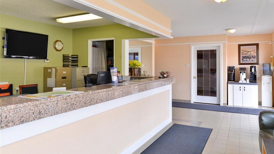 Canadas Best Value Inn, Whitecourt Lobby