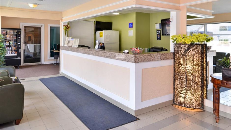 Canadas Best Value Inn, Whitecourt Lobby